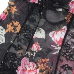 Kukallinen yömekko halkiolla